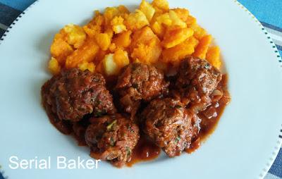 Boulettes de boeuf et agneau, sauce à la grenade (Daoud Pacha)