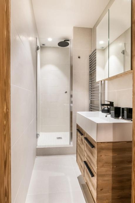 comment aménager salle de douche italienne en longueur style chalet moderne petit appartement ski