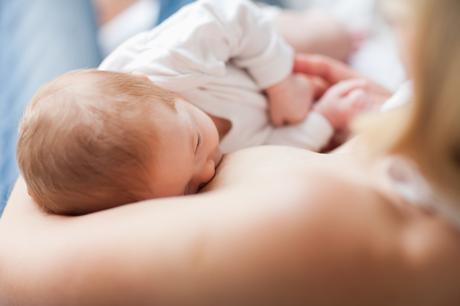 Cette connaissance du microbiome du lait maternel et de son évolution au cours de l’allaitement a des implications importantes pour le développement et la santé des nourrissons (Visuel Fotolia).