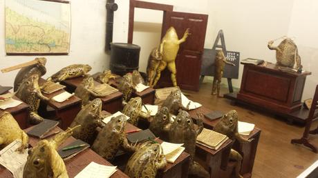 Je découvre l'existence d'un musée de Taxidermie, dans la ville de Split en Croatie, surnommé FroggyLand et dédié à une collection rare de grenouilles empaillées et disposées en scènes de la vie quotidienne... Cocasse que cela se trouve en CROÂtie Je découvre l'existence d'un musée de Taxidermie, dans la ville de Split en Croatie, surnommé FroggyLand et dédié à une collection rare de grenouilles empaillées et disposées en scènes de la vie quotidienne... Cocasse que cela se trouve en CROÂtie