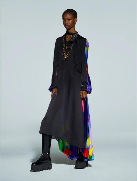 Sacaï et Kaws présentent leur collaboration avec une Nike Blazer Sacaï et Kaws présentent leur collaboration avec une Nike Blazer