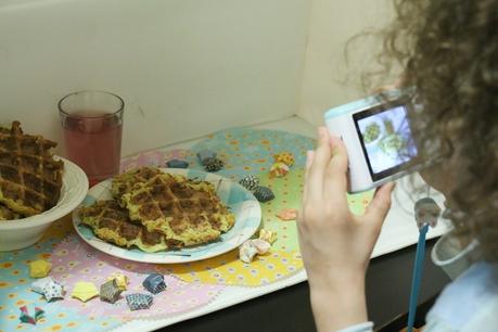 Gaufres aux légumes {enfant} Ma fille prenant une photo culinaire