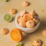 Une recette de meringues à l'orange et au citron vert à la fois croquantes et moelleuses