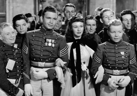 Uniforme_et_jupons_courts_Billy_Wilder