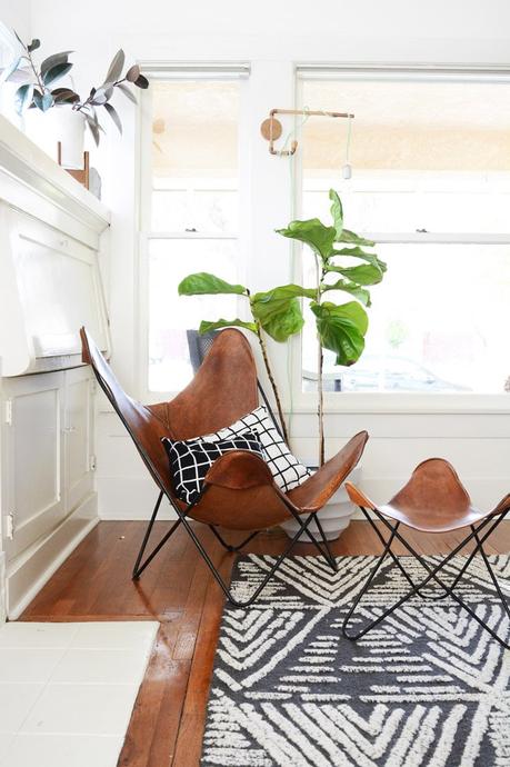 fauteuil butterfly fauteuil cuir marron coussin noir et blanc plante verte - blog déco - clem around the corner