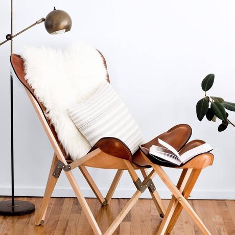 fauteuil butterfly fauteuil tripolina cuir fourrure blanc salon - blog déco - clem around the corner