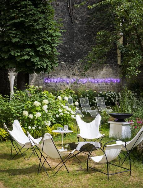 fauteuil butterfly fauteuil tissu blanc jardin fleuri été néon violet - blog déco - clem around the corner