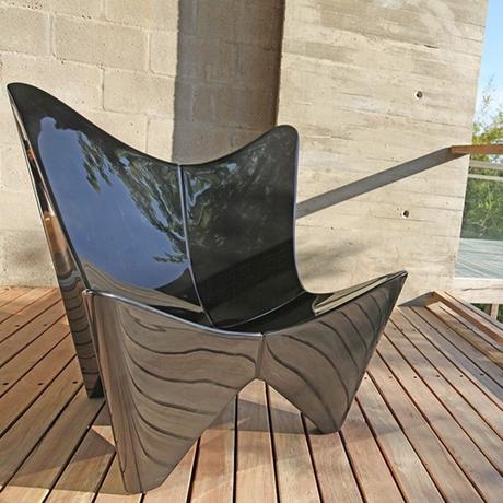 chaise papillon noir reflet terrasse bois été terrasse teck