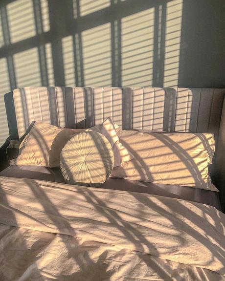 Où trouver une tête de lit matelassée chambre soleil rose pastel soleil matin coussin rond velours