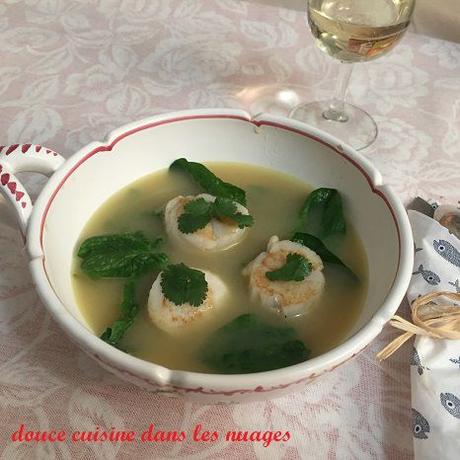 Noix de Saint Jacques dans un bouillon parfumé