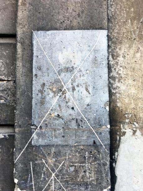 Le patrimoine oublié des pochoirs indiquant l’emplacement des abris anti-aérien Le patrimoine oublié des pochoirs indiquant l’emplacement des abris anti-aérien