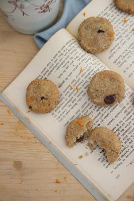 Cuillère et saladier : Biscuits semoule, raisins et fleur d'oranger