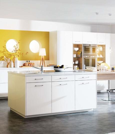 cuisine pastel mur blanc jaune ilot central déco moderne lumineuse fonctionnelle