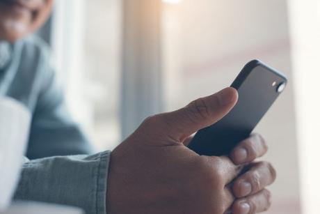 L’Oregon active un système d’alerte antisismique mobile Photo d'une personne tenant un téléphone portable.