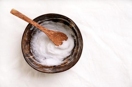 Utilisation de L’Huile de coco pour les cheveux et les dents Utilisation de L’Huile de coco pour les cheveux et les dents