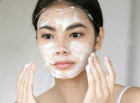 Utilisation de L’Huile de coco pour les cheveux et les dents Utilisation de L’Huile de coco pour les cheveux et les dents