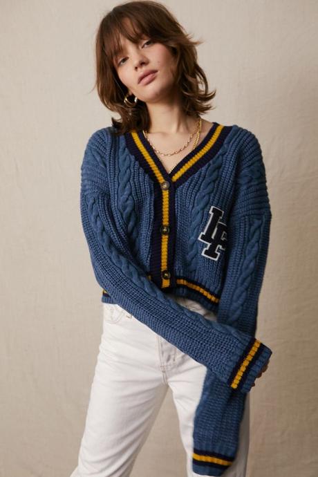 DEMAIN NOUS APPARTIENT : le pull bleu à maille torsadée de Charlie DEMAIN NOUS APPARTIENT : le pull bleu à maille torsadée de Charlie
