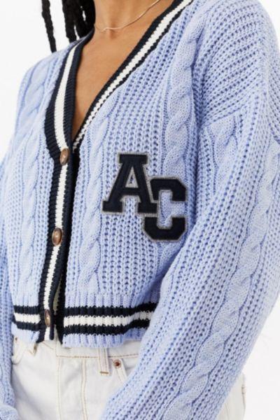 DEMAIN NOUS APPARTIENT : le pull bleu à maille torsadée de Charlie UO Cricket Cable Knit Cardigan | Cable knit cardigan, Knit cardigan, Fashion inspo outfits