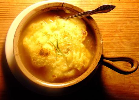 Soupe à l'oignon aux boulettes, gratinée aux pommes de terre Soupe à l'oignon aux boulettes, gratinée aux pommes de terre