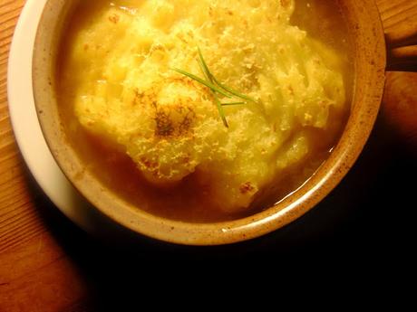 Soupe à l'oignon aux boulettes, gratinée aux pommes de terre Soupe à l'oignon aux boulettes, gratinée aux pommes de terre