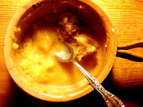 Soupe à l'oignon aux boulettes, gratinée aux pommes de terre Soupe à l'oignon aux boulettes, gratinée aux pommes de terre