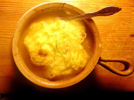 Soupe à l'oignon aux boulettes, gratinée aux pommes de terre Soupe à l'oignon aux boulettes, gratinée aux pommes de terre