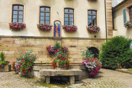 Place de la mairie, Gueberschwihr © French Moments