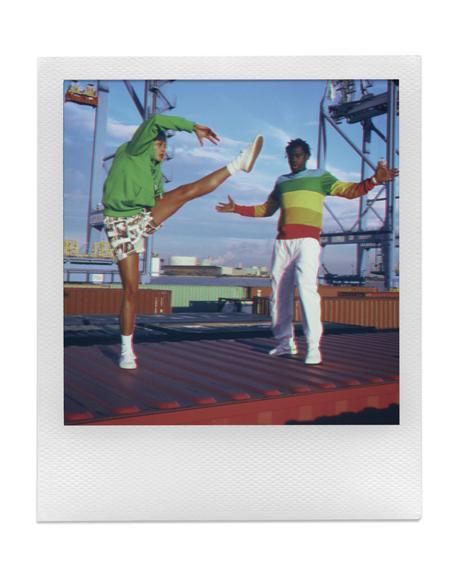 Lacoste et Polaroid dévoilent une capsule technicolor Lacoste et Polaroid dévoilent une capsule technicolor