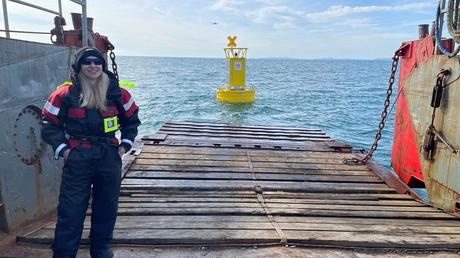 Les baleines sont gravement menacées par les collisions avec les navires. La nouvelle technologie pourrait-elle les sauver? | Nouvelles du monde Emer avec la bouée derrière elle après le lancement