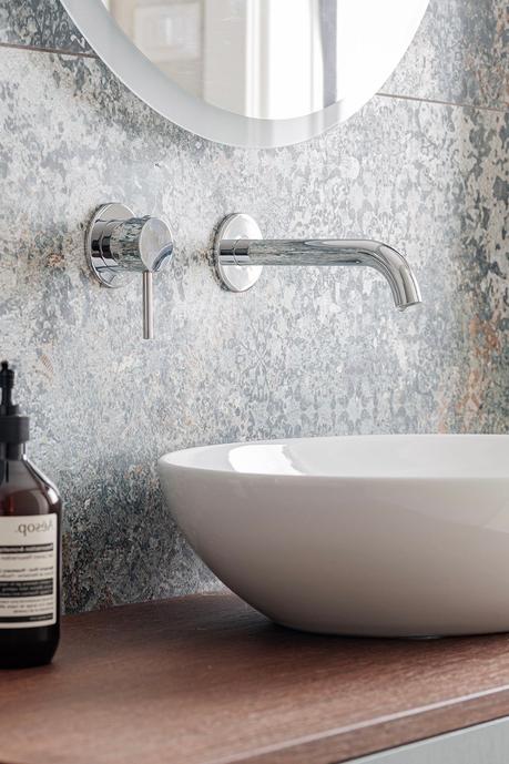 lavabo vasque relief crédence carrelage effet pierre marbre