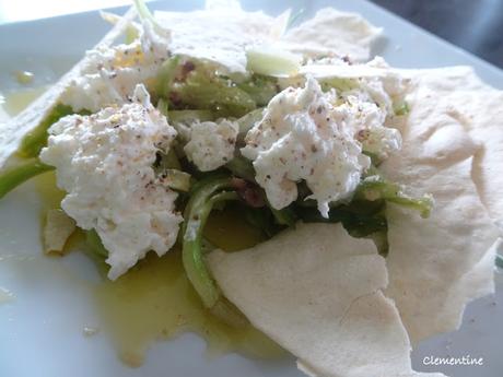 Tortino pane carasau, burrata e puntarelle - puntarelle avec burrata et pain sarde Tortino pane carasau, burrata e puntarelle - puntarelle avec burrata et pain sarde