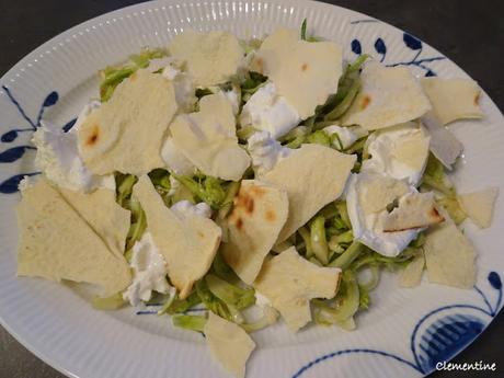 Tortino pane carasau, burrata e puntarelle - puntarelle avec burrata et pain sarde Tortino pane carasau, burrata e puntarelle - puntarelle avec burrata et pain sarde
