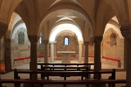 La crypte de l'église abbatiale © Christophe.Finot - licence [CC BY-SA 3.0] from Wikimedia Commons