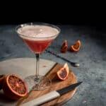 Ce cocktail au gin et à l'orange sanguine est à la fois beau visuellement, léger et savoureux. Idéal pour une soirée entre amis ou en amoureux.