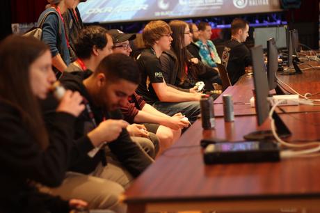 Les joueurs participent à un tournoi lors de la principale activité de financement annuelle de Game Over, Cancer! À Halifax, en Nouvelle-Écosse, en mai 2019. - Contribution