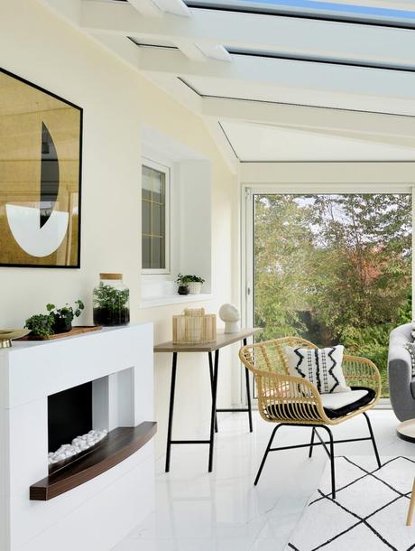 5 idées pour aménager votre extension de maison tableau contemporain salon blanc lumineux moderne cheminée intérieure