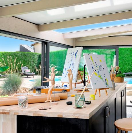 atelier d'artiste veranda extension dome toit ouvert plan de travail bois lumineux