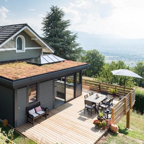 veranda toit plat surface bois noir terrasse extérieure bois lamé