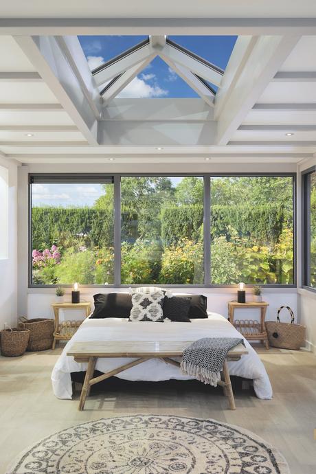 chambre lit double deco réconfortante lumineuse veranda toit dome ouvert