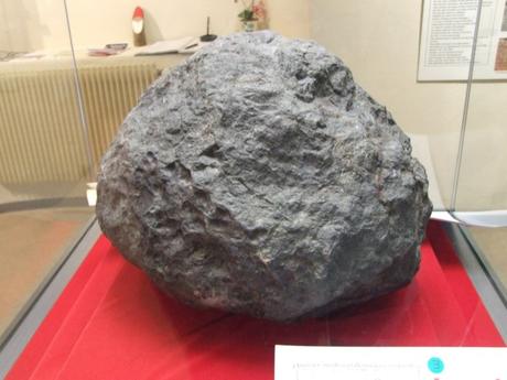 Météorite d'Ensisheim © Stéphane Esquirol - licence [CC BY-SA 4.0] from Wikimedia Commons