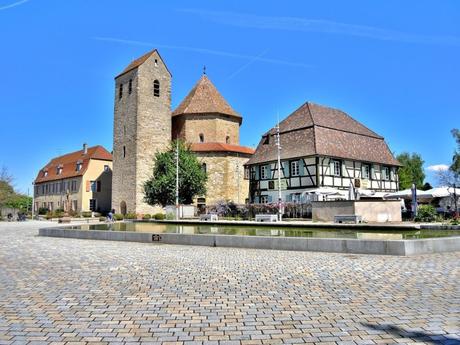 Autour de Mulhouse - Place de l'Abbatiale © Espirat - licence [CC BY-SA 4.0] from Wikimedia Commons