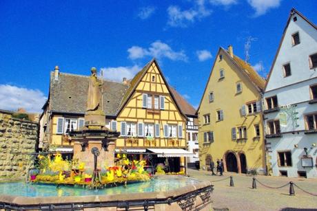 Place du château à Eguisheim © French Moments