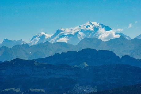 Le mont Blanc qui émerge au-dessus de la chaîne des Aravis (vue du Parmelan) © French Moments