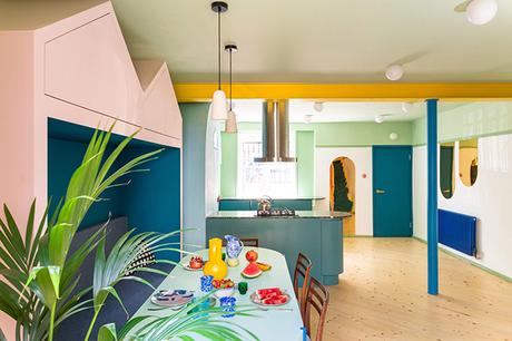 Une rénovation colorée et pop pour cette maison de famille