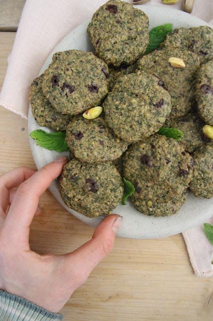 Cuillère et saladier : Biscuits menthe-pistache-chocolat (vegan)