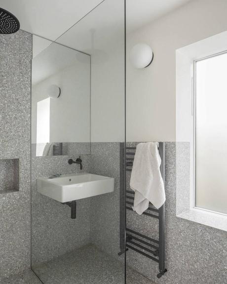 salle de bain granit gris déco noire blanche