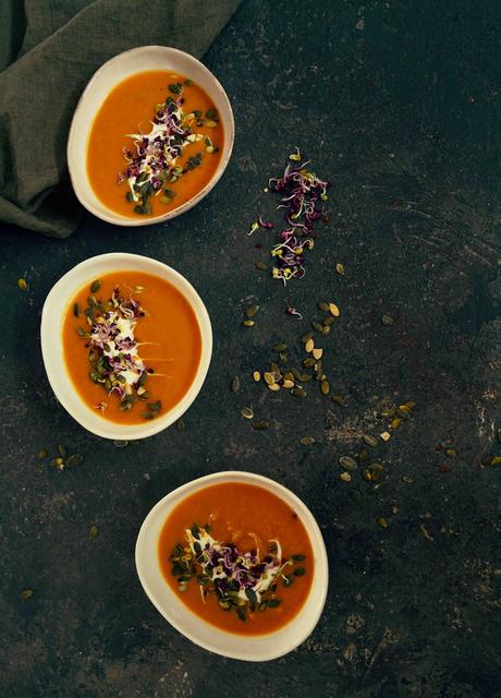 Soupe de butternut et poireaux , graines germées Soupe de butternut et poireaux , graines germées