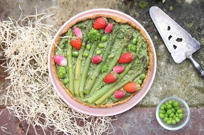 Tarte printanière au pesto d'herbes, asperges et fraises (vegan)