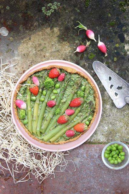 Cuillère et saladier : Tarte printanière au pesto d'herbes, asperges et fraises (vegan)