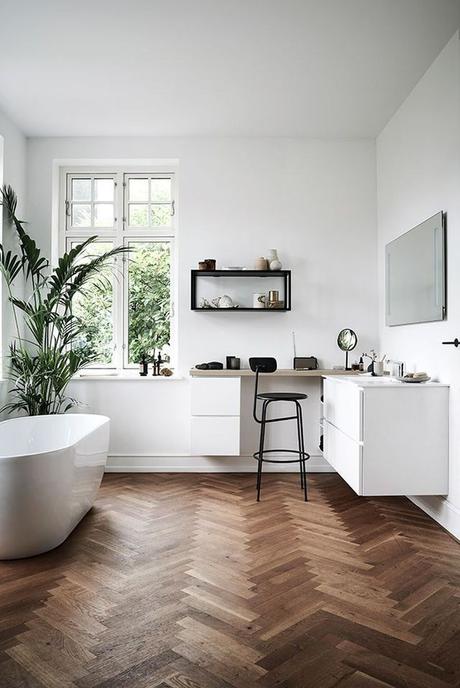Apportez de la géométrie avec la décoration chevron salle de bain lumineuse décoration chevron bois foncé baignoire ovale plante verte